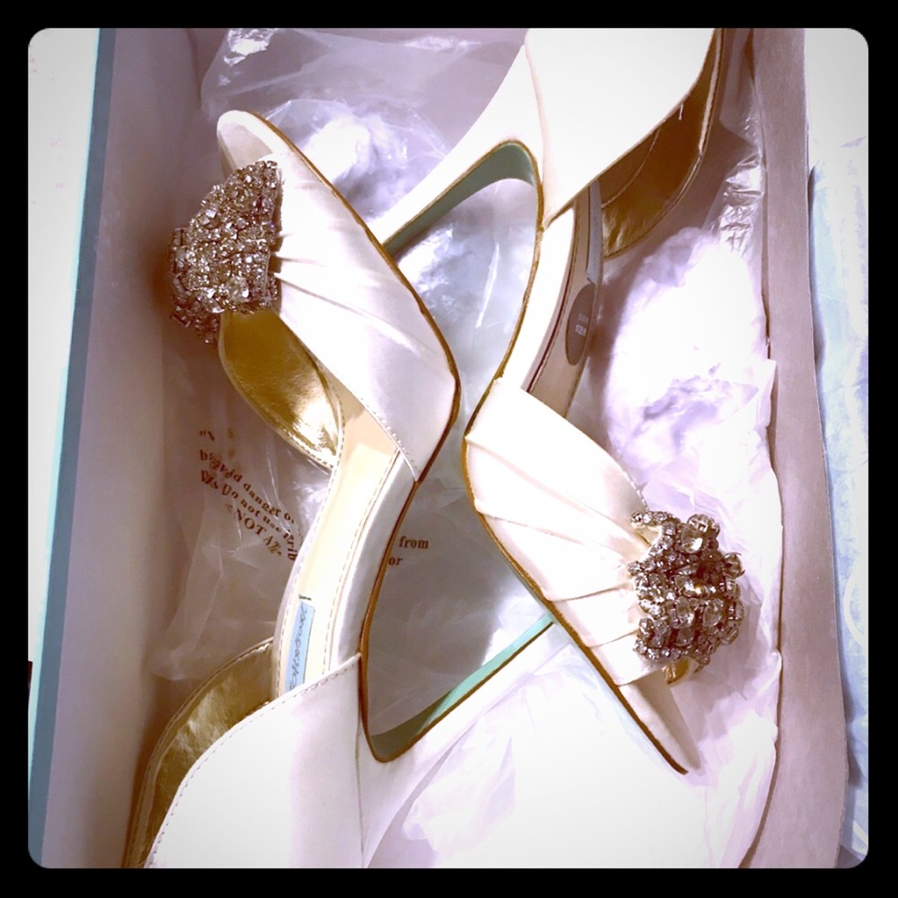 New Betsey Johnson SB gown heel